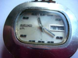 This watch is defect and broken and sold for parts