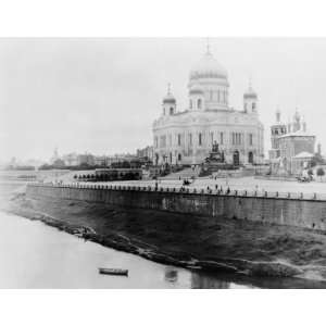 1918 photo Church of the Saviour and statue of Alexander III, Moscow 