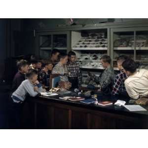  Members of Rockhound Club Gather to Inspect Mineral 