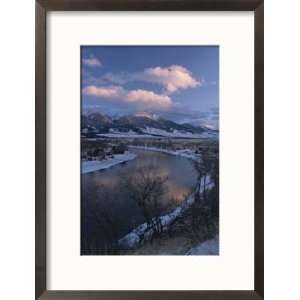 com Scenic Twilight View of the Yellowstone River and Paradise Valley 